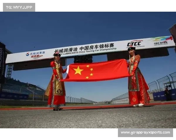 特写:蒙古族儿童献唱点亮CTCC鄂尔多斯站 冠军车手披哈达捧起冠军奖杯 特写:蒙古族儿童献唱点亮CTCC鄂尔多斯站 冠军车手披哈达捧起冠军奖杯